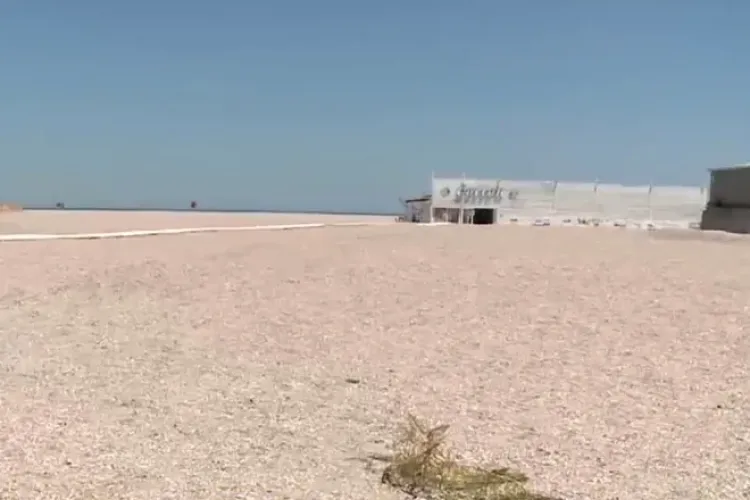 VIDEO: Plaja lărgită din Mamaia a atras un VAL de nemulțumiri: Nisipul nu e fin, apa e prea adâncă, șezlongurile prea departe de mal