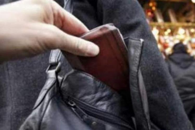Cluj: O femeie a fost prinsă în timp ce încerca să-i fure unui bărbat telefonul din borsetă