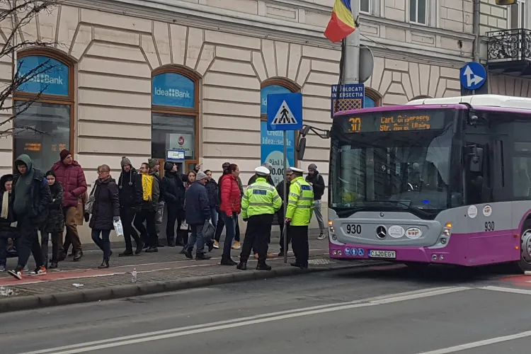 Femeie lovită de un autobuz pe strada Regele Ferdinand 