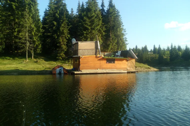 Când credeam că le-am văzut pe toate!!! Pe Beliș a apărut o casă pe un ponton. Are și parabolică - FOTO