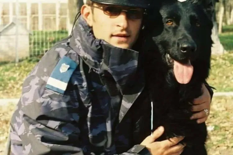 Gest plin de umanitate al unui polițist local din Florești. A dus copilul cu mașina de poliție la școală - FOTO