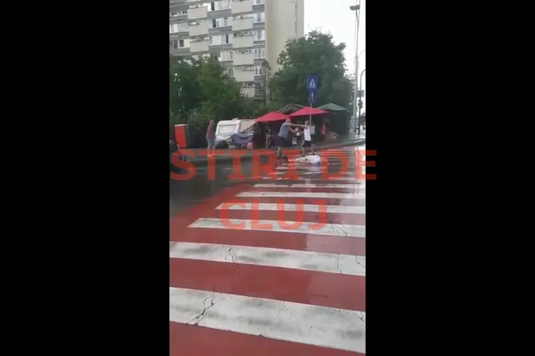 Incident pe Constantin Brâncuși. Un bătrân a căzut lat pe trecerea de pietoni și doi bărbați se îmbrânceau - VIDEO
