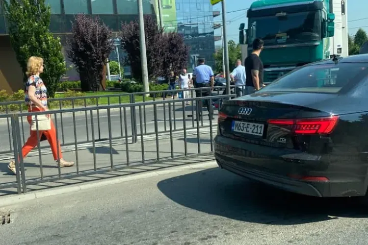 Trotinetist lovit de un TIR, în sensul giratoriu de lângă Iulius Mall Cluj - FOTO