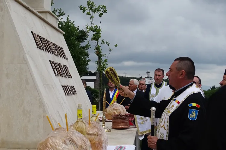 Monumentul Eroilor Sfințit în Feleacu: Glorie eternă eroilor neamului! - FOTO   