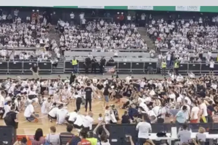 VIDEO - Suporterii și jucătorii U BT au sărbătorit TITLUL pe teren