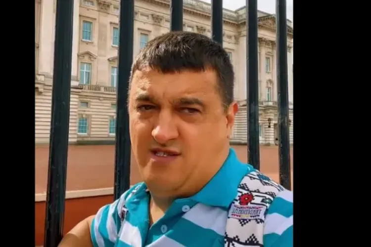 Un român care susține că e fiul prințului Charles a mers la Palatul Buckingham: „Father, help!”. Acesta a devenit viral - VIDEO