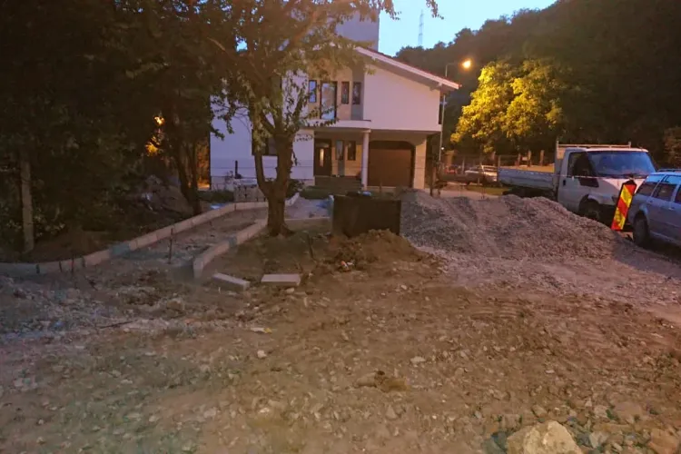 Bombă cu ceas în Grigorescu? Un rezervor plin cu păcură nu a mai fost scos din pământ, fiind făcute parcări publice peste el - FOTO