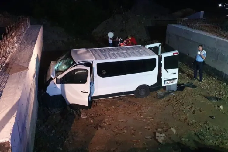 O dubă s-a prăbușit de pe pod, de la 4 metri înălțime. Cinci oameni au ajuns de urgență la spital - FOTO