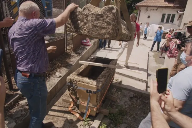 Sarcofag roman intact descoperit în fața Clinicii Stanca, pe Bulevardul 21 Decembrie 1989 - VIDEO