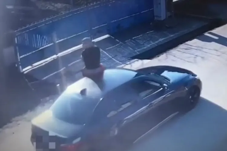 Un bărbat din Apahida a vandalizat mașina unei femei, după care s-a urcat cu picioarele pe ea