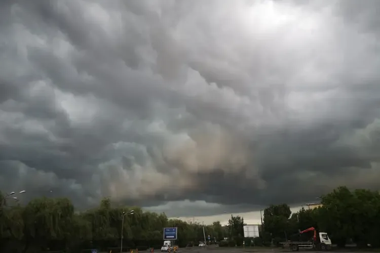 Un clujean a vrut să se vaccineze și cu a TREIA DOZĂ, dar a fost refuzat: A plecat supărat de la Centrul Drive Though 