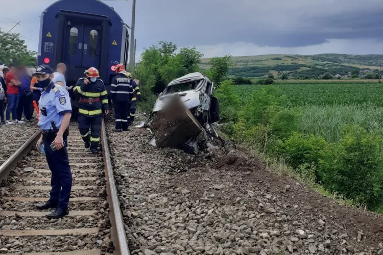 Cluj: O mașină a fost lovită de tren în Gherla. Șoferul a murit pe loc - FOTO