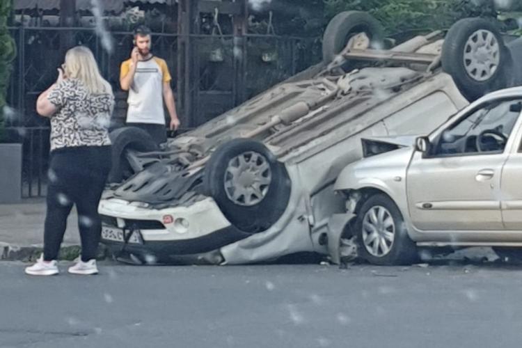 Accident in Grigorescu, lângă Fairplay. O mașina s-a răsturnat - FOTO