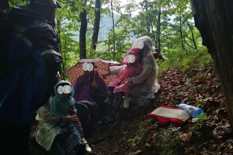 Trei mame și trei copii, salvați la Piatra lui Cotuna, de la Tarnița. Nu au ținut cont de vremea potrivnică drumețiilor - FOTO