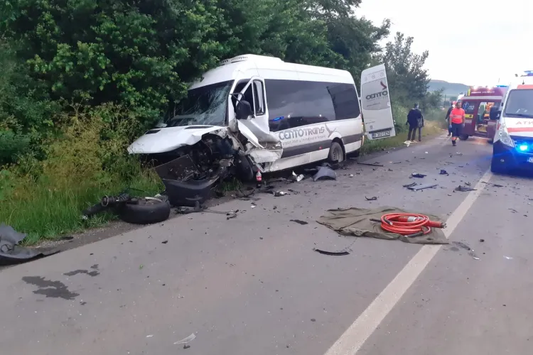 Accident GRAV la ieșire din Viișoara, între un microbuz și o mașină. Un bărbat a rămas prins sub caroserie- FOTO