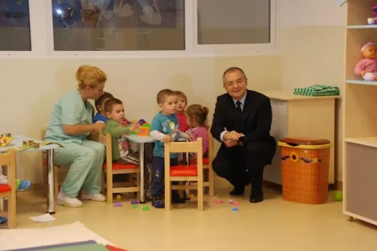 Boc spune că s-au depus 1.282 de cereri online pentru un loc la creșă. O mămică reclama că sistemul nu merge