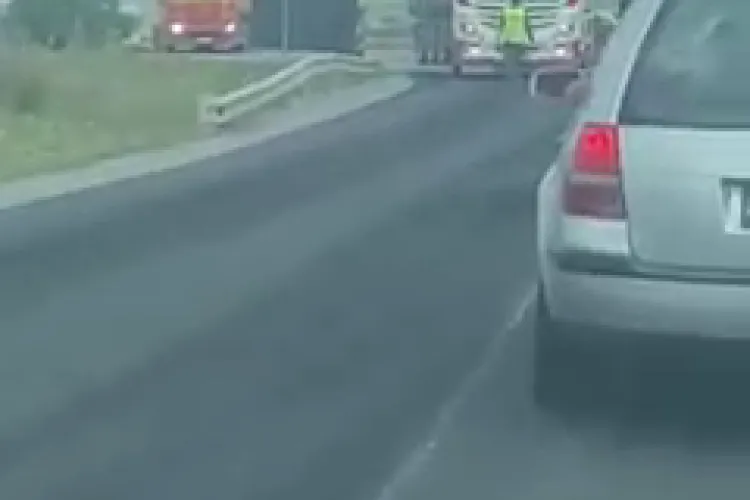 Un șofer de TIR era să se urce pe un drumar la OMV Apahida - VIDEO