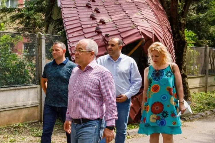 Boc a inspectat curtea școlii Lucian Blaga, afectată de furtună: Brazii sunt un real pericol în preajma clădirilor și parcărilor - FOTO