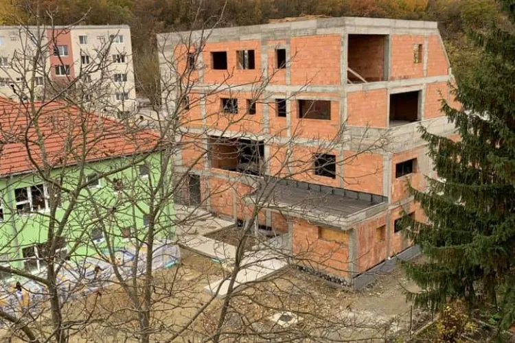 Câte locuri sunt în creșele Clujului. La cea de pe Meziad se lucrează de doi ani și jumătate