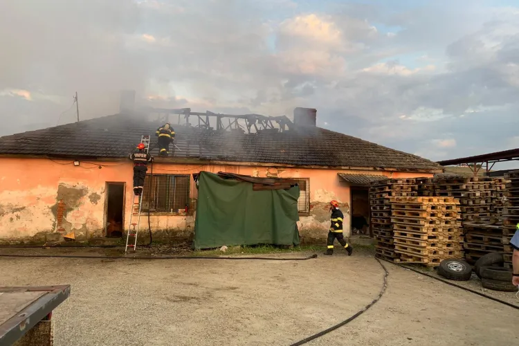 Un incendiu a izbucnit la un atelier din Dej - FOTO