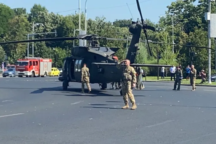 Elicopter american, aterizat în centrul Bucureștiului. A doborât câțiva stâlpi - FOTO   