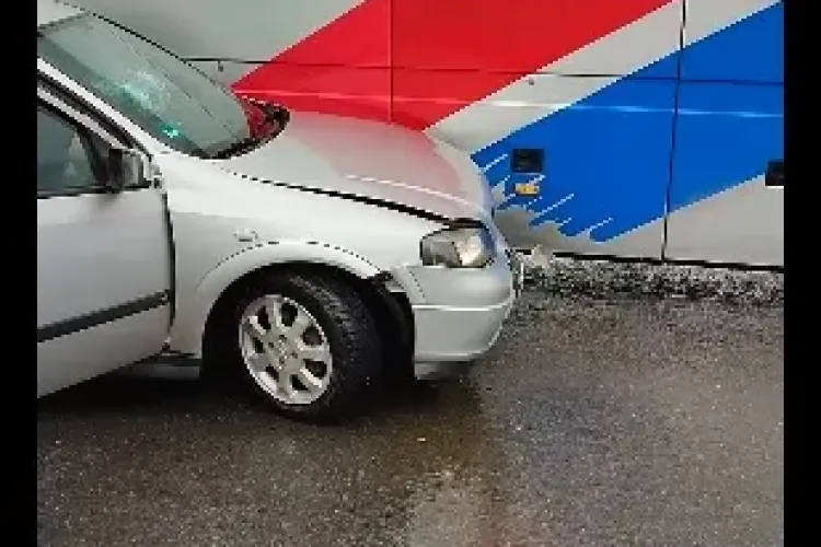 Accident în Vâlcele! Un autoturism a fost lovit de un autocar - FOTO