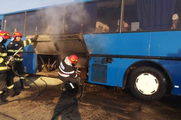 Un autocar în care se aflau 21 de copii a luat foc marți dimineață - FOTO