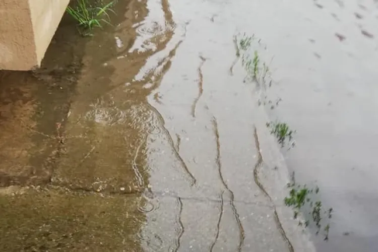 Străzi din Florești inundate parțial! Pe strada Șesul de Sus sunt canale false - FOTO   