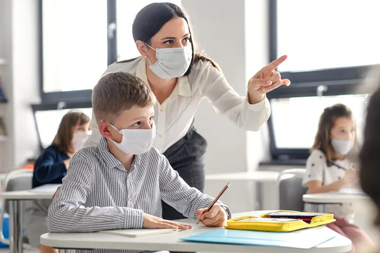 Profesorii nevaccinați ar putea să fie testați periodic, înainte să intre la ore. Măsura este greu de aplicat