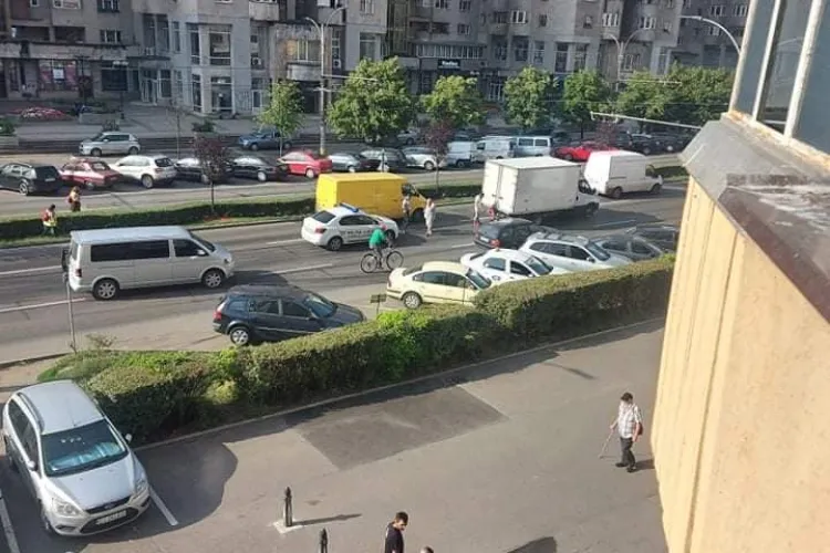 Pată uriașă de ulei în Mărăști, pe drum. Inevitabil, s-au lovit mai multe mașini - FOTO