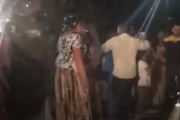 Nuntașii romi au ocupat drumul în Călățele. Au dansat pe trecerea de pietoni. Adio COVID! - VIDEO