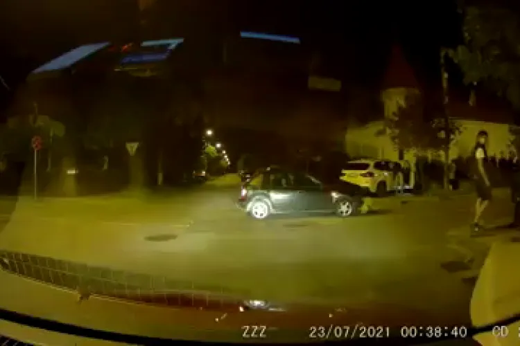 Un BMW a demolat gardul unei superbe case de pe Vulcan - VIDEO