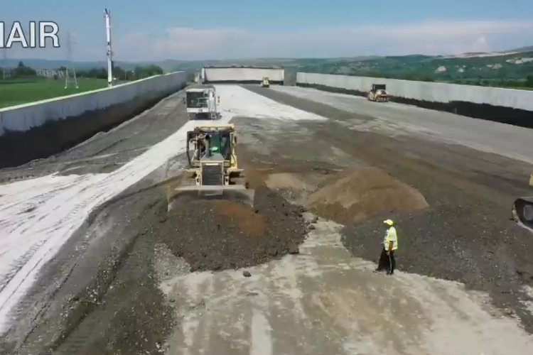 Cum se lucrează pe lotul doi al autostrăzii Sebeș - Turda. Promisiune: Până în toamnă se circulă pe toată autostrada - VIDEO și FOTO