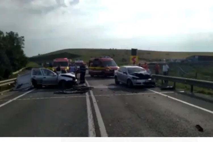 Cluj: Două mașini făcute praf, luni dimineață, în zona Vâlcele. Ambii șoferi au ajuns în spital - VIDEO
