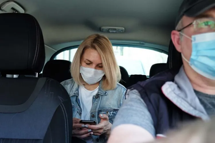 Unii taximetriști din Cluj-Napoca nu poartă mască, pentru că ”sunt la birou”. Ce spune legea