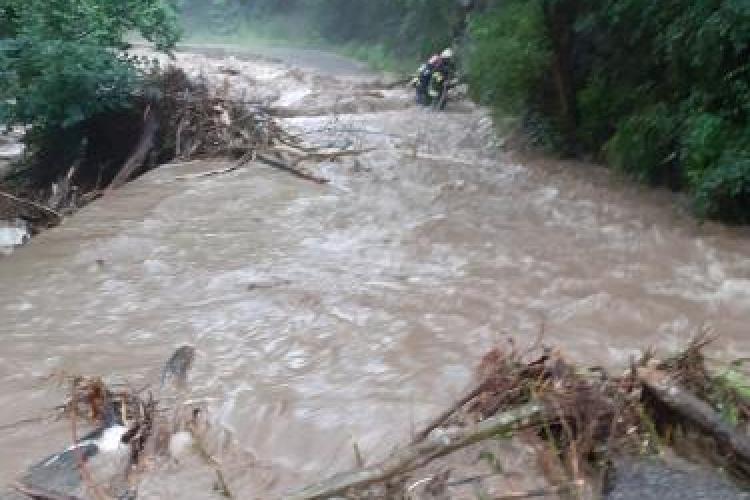 DEZASTRU în Iara! Drumurile s-au transformat în râuri din cauza furtunii - VIDEO