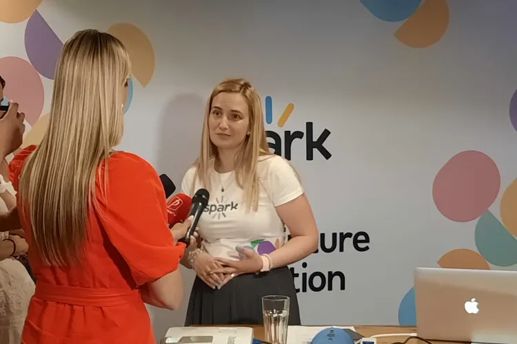 Spark, școala online construită pe dorințele elevilor: Elevii fac în timpul lor, în ritmul lor, când doresc. Noi le dăm contextul, restul e la alegerea lor