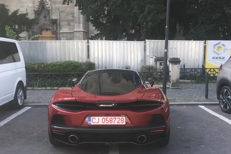 Șofer de ”dream car”, certat de clujeni, dar unii îi iau apărarea! A parcat pe două locuri în Piața Unirii - FOTO