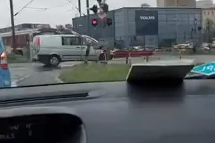 Dorel la volan pe Tăietura Turcului! A rămas blocat sub barieră - VIDEO