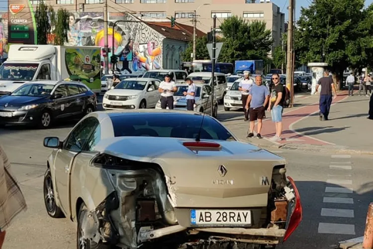 VIDEO LIVE cu accidentul de pe Dorobanților, de vineri dimineața. Un șofer de Alba a tăiat benzile și a fost luat în plin