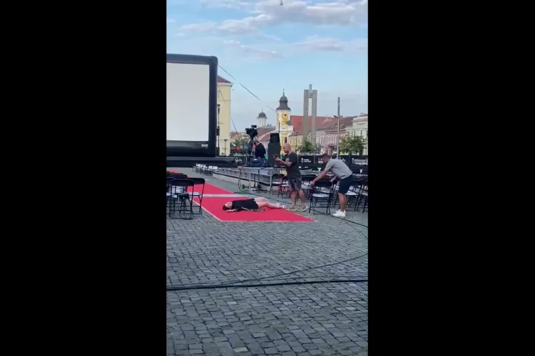 Ce nu fac divele pentru o poză la TIFF 2021. Oare și la Cannes se trag pe jos pentru glorie? - VIDEO