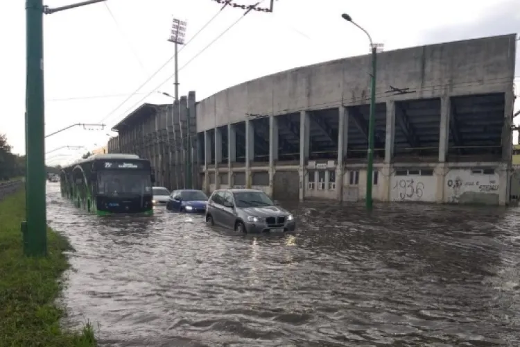  Inundații în Braşov: zeci de gospodării, subsoluri şi străzi sub ape, două acoperişuri în flăcări în urma trăsnetelor 