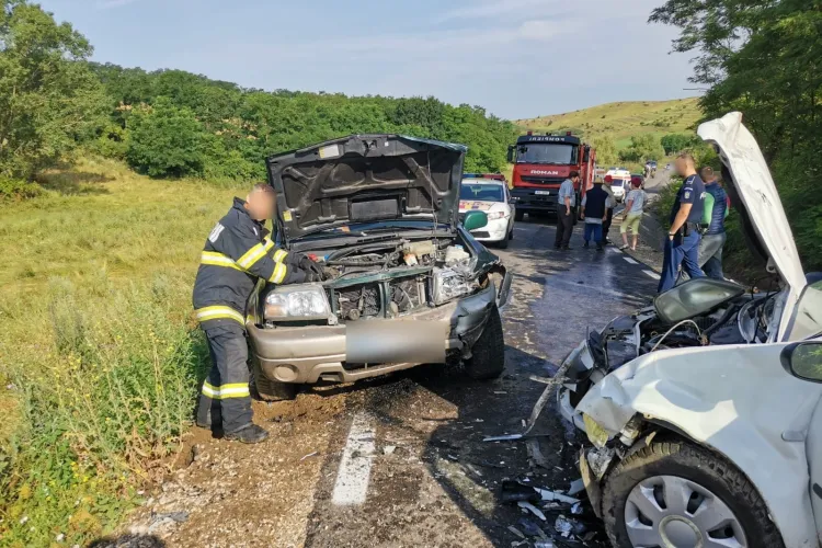 Cluj: Accident în Valea Florilor. Bărbații nu au părăsit mașinile avariate până la sosirea ajutoarelor - FOTO
