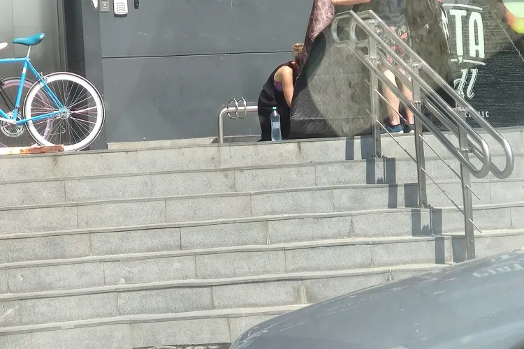 Câine uitat în soare în fața Lidl Mărăști! Doi tineri i-au făcut umbră și l-au răcorit - FOTO