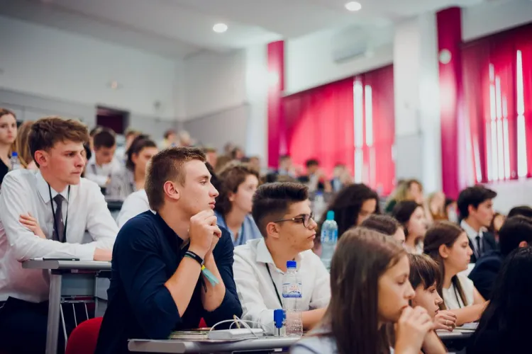 Consiliul Naţional al Elevilor desființează propunerea lui Iohannis ca liceele să organizeze examene de admitere cu subiecte proprii: Duce la discriminare!