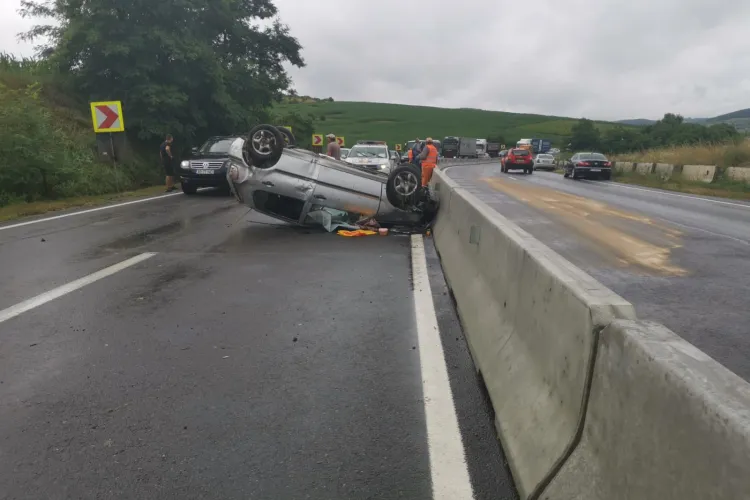 Cluj: 3 mașini implicate într-un accident rutier la Vâlcele. O mașină s-a răsturnat - VIDEO