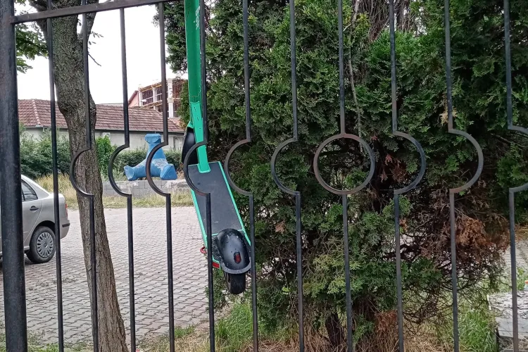 Cluj: Trotinetele de la Bolt, batjocura clujenilor. Le lasă „pe unde apucă” - FOTO