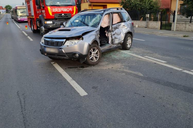 Un tractor a lovit o mașină în Florești! Două tinere sunt acum în spital - FOTO