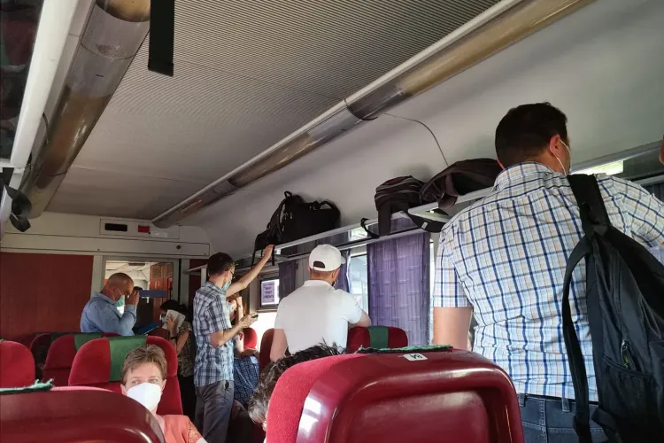 CFR Călători vinde locuri în picioare la clasa 1: Să vă fie rușine, nesimțiților - FOTO   