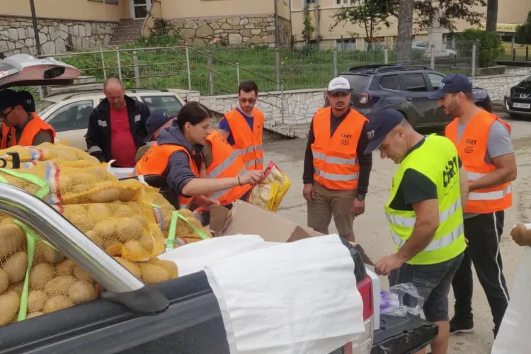 Ardeleni inimoși, cei de la CERT Transilvania au dus în Apuseni tone de alimente și apă